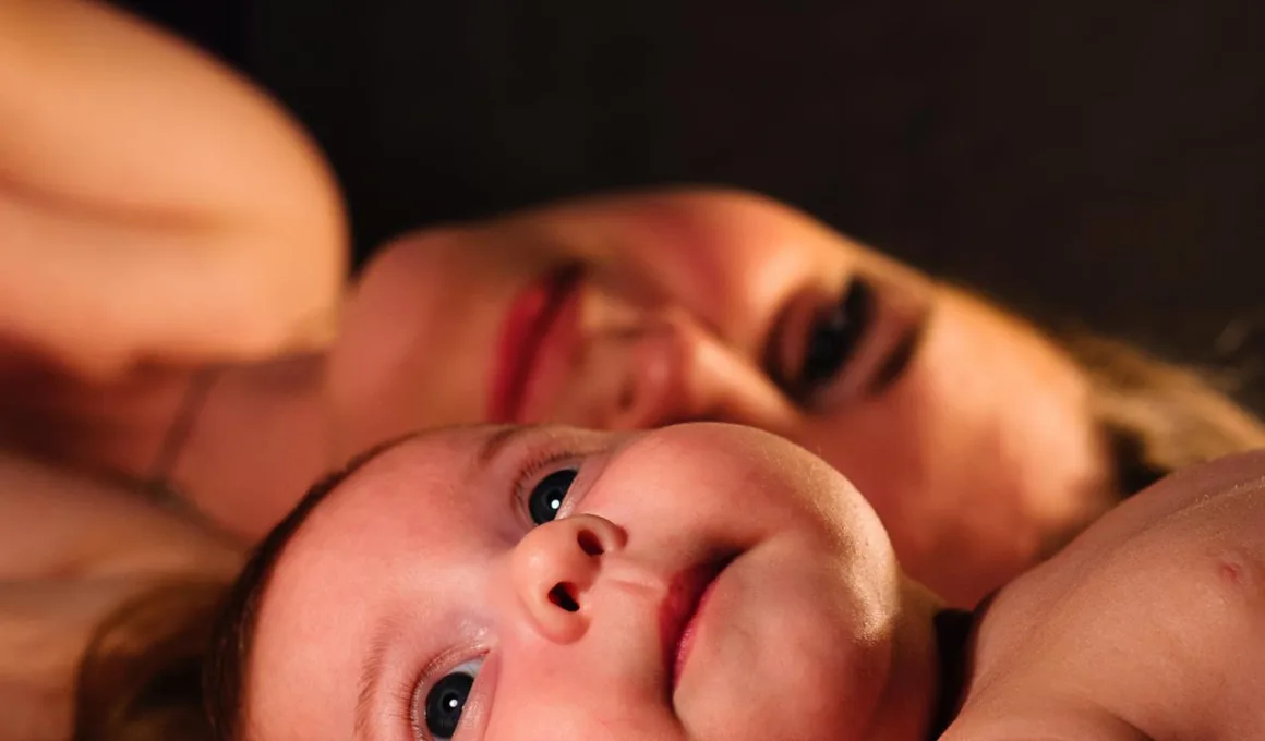 Powody, dla których noworodki się uśmiechają i korzyści z uśmiechania się do dziecka